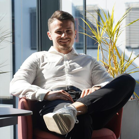 Damir Kladnicanin, Makler